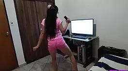 mi amigo me enseña a bailar regueton pero me frota la polla por mi culo