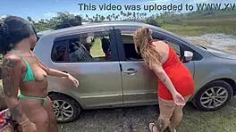 fui de carro com minhas amigas para um matagal e fizemos uma putaria gostosa no meio do mato