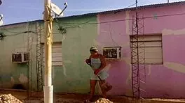 Mi vecino no aguanta las ganas de verme mi culo grande con mi vestido corto