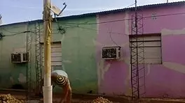 Mi vecino no aguanta las ganas de verme mi culo grande con mi vestido corto