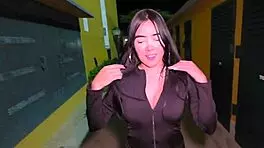 Mi vecina me tocó el pene en la calle y eso me hizo sentir vergüenza - después de eso fuimos a mi apartamento a follar