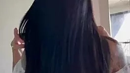 Minha esposa saiu e me deixou com a diarista gostosa que transou comigo na cozinha do meu apartamento