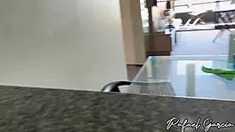 Minha esposa saiu e me deixou com a diarista gostosa que transou comigo na cozinha do meu apartamento