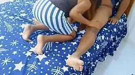 丈夫干妻子妹妹睡觉的印度荡妇Bhabhi同床