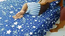 丈夫干妻子妹妹睡觉的印度荡妇Bhabhi同床