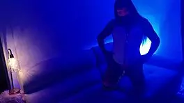 esta camarera se deja follar por dinero en habitacion oculta mientras afuera divierten en bar