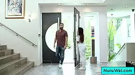 性感大奶亚洲按摩师表演惊人湿润奴鲁按摩