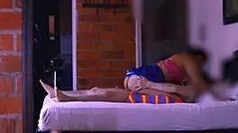 La hermanastra y el mejor amigo compartieron una sonrisa c�mplice en la sala de estar