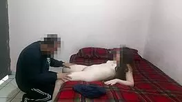 viejo y jovencita putipobre la ve bajo un puente recolectando basura y le ofrece dinero para follarla sin condon