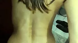 mi mejor amiga peque�a andaba loca por sentirla toda adentro me da unos ricos sentones y pide que le d� en cuatro por qu� dice que la siente toda