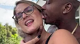 Eu loira e neg�o braquinha com neg�o sentando de costas - jefao