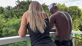 Eu loira e neg�o braquinha com neg�o sentando de costas - jefao