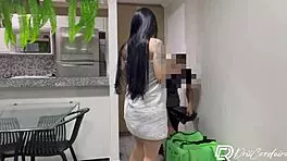 morena safada fodeu gostoso com entregador de delivery