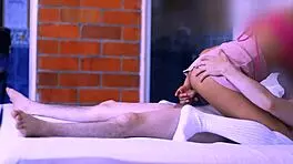 madrastra y el compañero de su hermanastro en el motel donde se escaparon