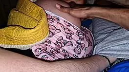 El novio de mi mejor amiga viene a mi habitación de hotel a escondidas y me folla duro sin condón