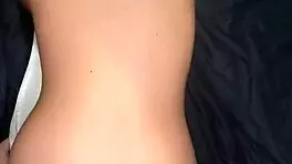 une thaïlandaise de 18 ans se fait baiser hard et reçoit une énorme creampie