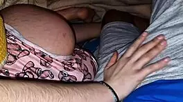 El novio de mi mejor amiga viene a mi habitación de hotel a escondidas y me folla duro sin condón