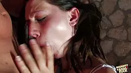 厨房地板上这骚货被家伙狠操屁眼