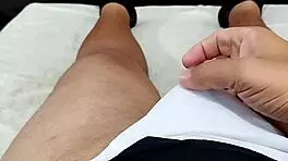 gozei bastante depois que flagrei minha amiga no banheiro tocando uma siririca e brincando com sua bucetinha gostosa