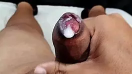 gozei bastante depois que flagrei minha amiga no banheiro tocando uma siririca e brincando com sua bucetinha gostosa