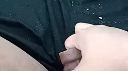 Tocando minha buceta apertadinha gozei no brinquedinho