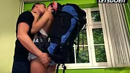 拉丁18+青少年坏女孩为房间干旅馆老板