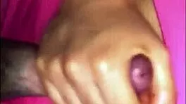 la madre de su amiga era una mujer voluptuosa que siempre vestia ropa ajustada y provocativa lo que lo ponia muy nervioso