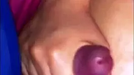 la madre de su amiga era una mujer voluptuosa que siempre vestia ropa ajustada y provocativa lo que lo ponia muy nervioso