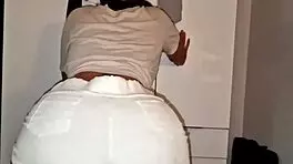 Compartiendo cama con el novio de mi mam� termina en sexo duro casero