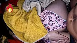 mi pequeño hermanastro viene a escondidas a mi habitación para que le quite la virginidad