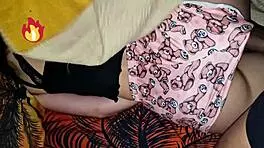 mi pequeño hermanastro viene a escondidas a mi habitación para que le quite la virginidad