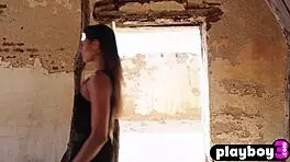 Cute Hannah Le Shows Natural Body After Milf Poses Outdoor