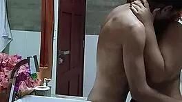 jovem casal filma porno amador em banheiro de hotel with huge cock deepthroat and creampie