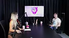 Loira Feels Heat, Strips After Guest's Remark in Swingers House