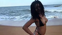 conheci essa linda morena na praia conversar vai conversar vem at� que rolou uma bela foda