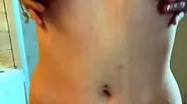 Jovencita Cachonda Masturbándose Con Juguetes