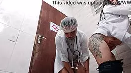 enfermeira tira camisinha transando com doutor asiático no banheiro