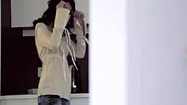 Teen Gal Fingers Her Pussy Solo