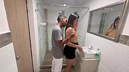 Sexo En El Baño Follamos Rápido Antes De Que Lleguen Nuestros Padres