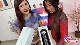 Le Gusta Usar Su Juguete Sexual Mientras Nos Mira Manoseándonos la Una a la Otra