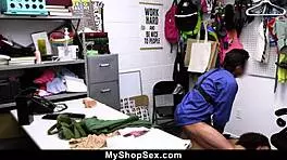 店里哭着被防损员勒索操逼免罪