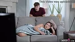 金米·金姆自摸湿屄被抓到，为啥藏那骚穴？