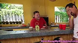 我紧致年轻18+小屁股骑老粗大屌户外狂干