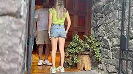 visito a mi novio pero termino cabalgando la verga de su padre en el lobby