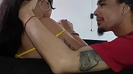 Vemos Una Peli Y Terminamos Follando En El Mueble De Sexo Caliente!