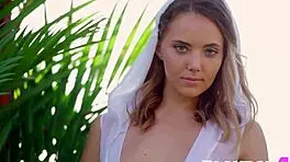 i reveal my petite milf's natural body in hot strip