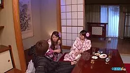 撞见两个妹子狂热吸我鸡巴