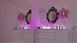 hot teen shakes her juicy ass teasingly for the camera