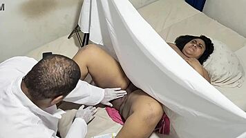 充满欲望的妇科医生咨询丰满性感BBW在私密房间