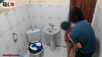 嘿，那个年轻18+女孩为什么在雨中想在酒吧做爱？